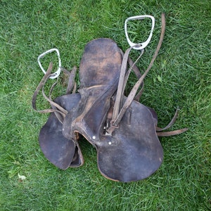 Handgemaakt paardenzadel, groot oud zadel, antiek zadel, vintage leren westernzadel, oud leren zadel uit de jaren 1930