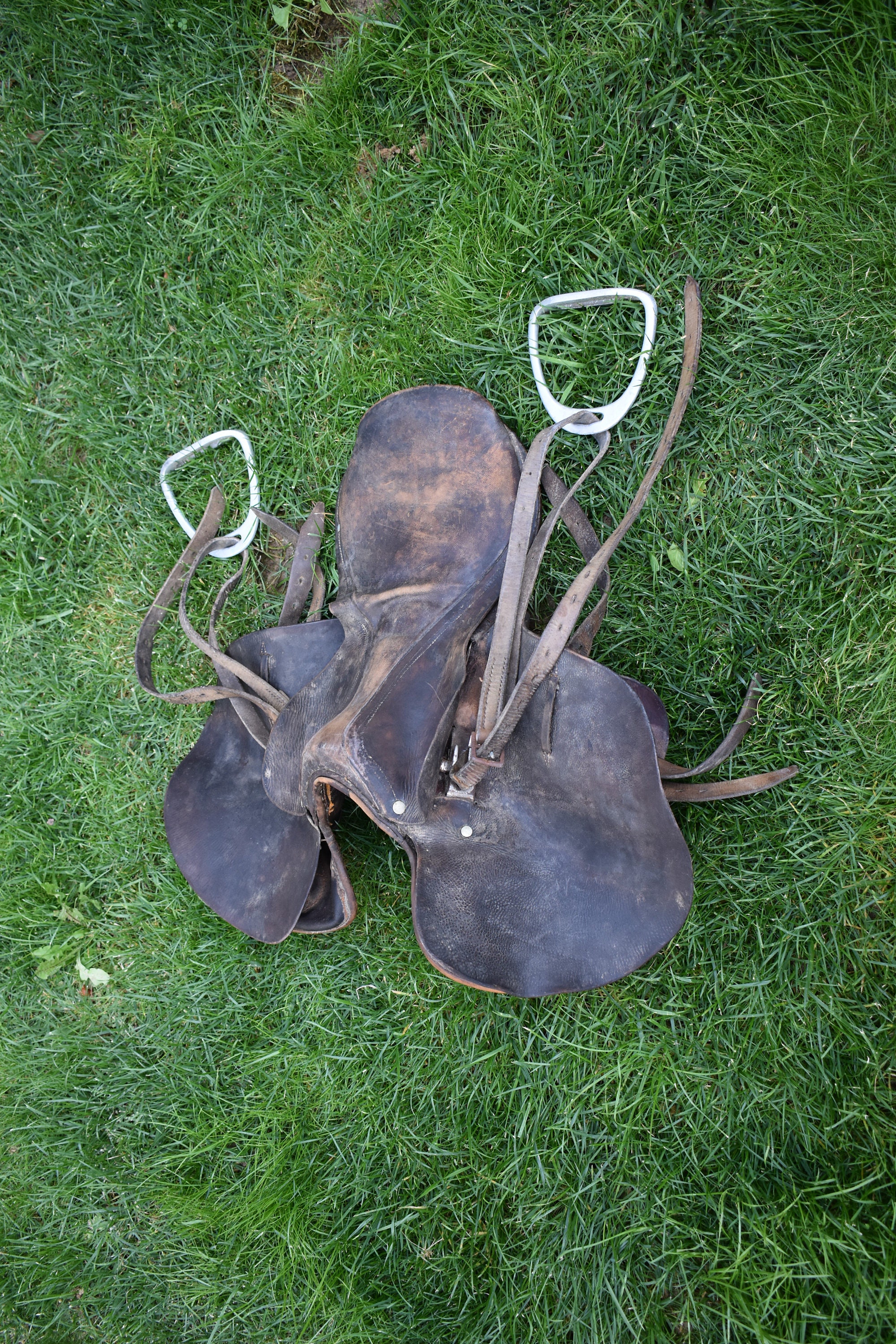 TRÈS JOLI MIROIR Collier de Cheval Cuir Bois Hauteur 85 cm Ancien