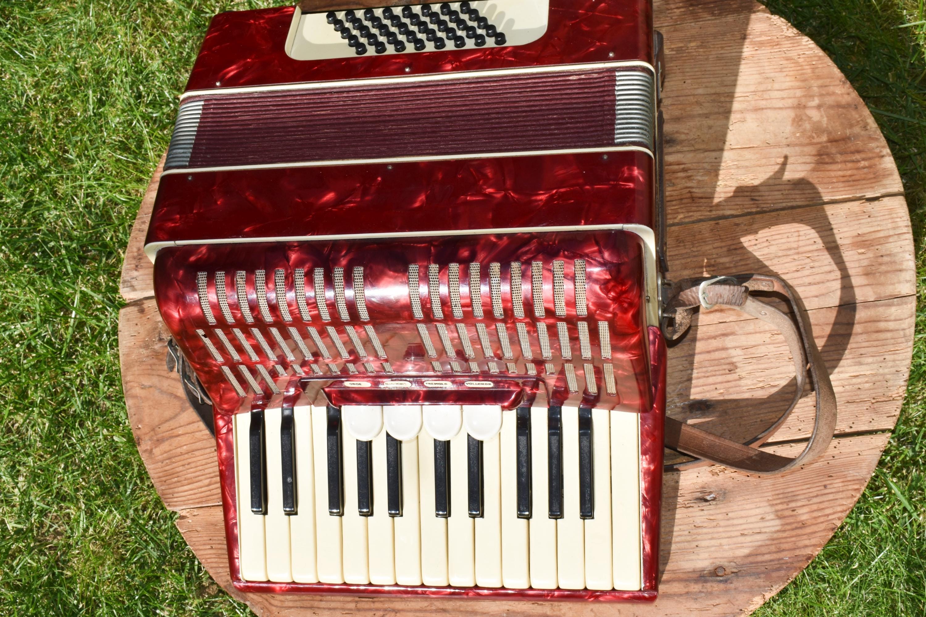 ヴィンテージ ヴェルトマイスター アコーディオン: 40 ベース、修復