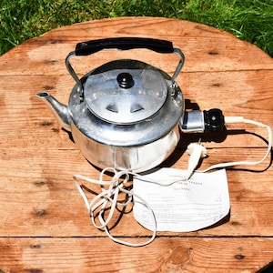 Chaleira de alumínio vintage, chaleira elétrica com cabo de baquelite, chaleira de água vintage, chaleira de cozinha, chaleira, chaleira elétrica funcionando, chaleira sem uso