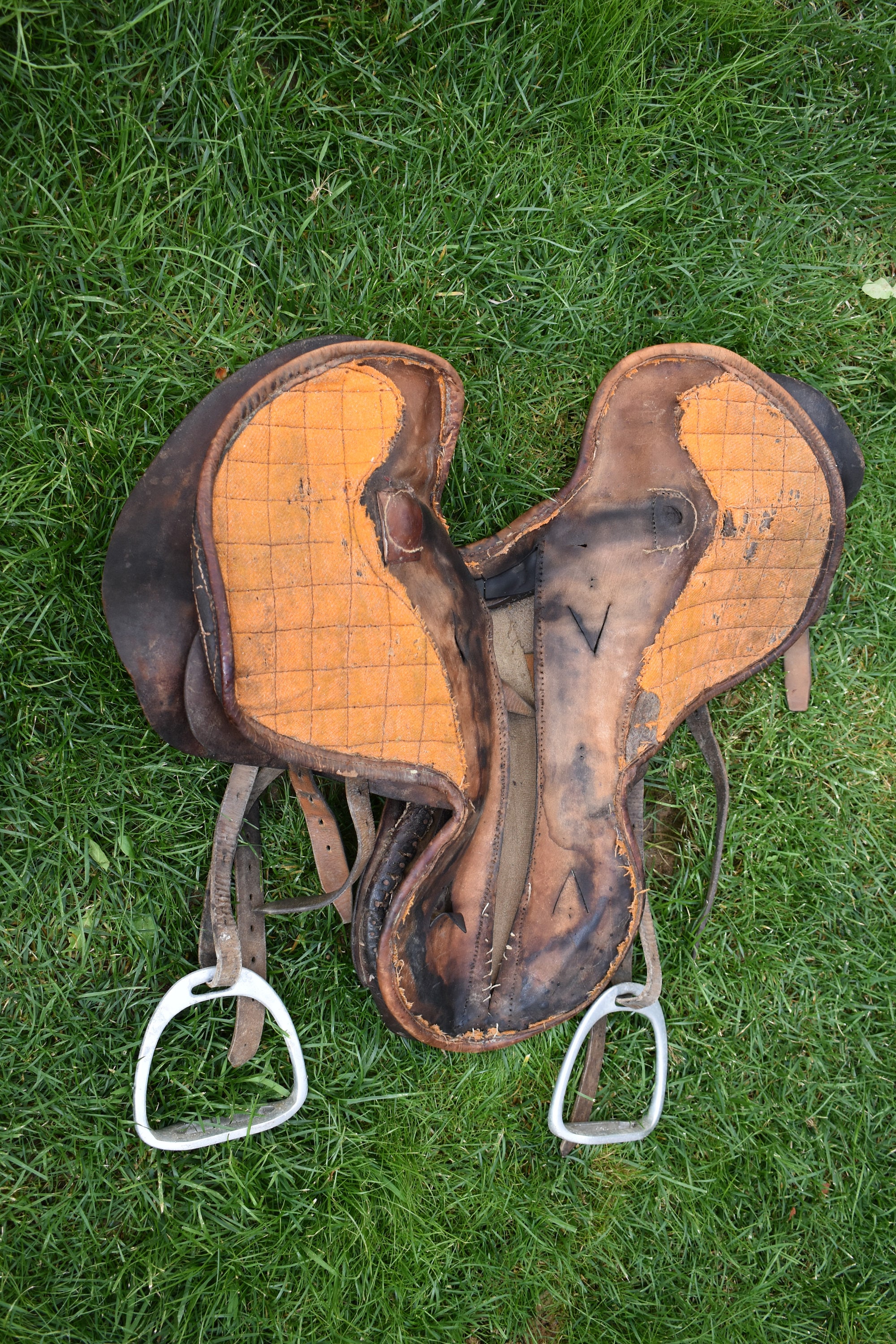 Cuir De Selle Western Vintage Sur Mesure – Marron Cuir Traditionnel – Pièce Unique