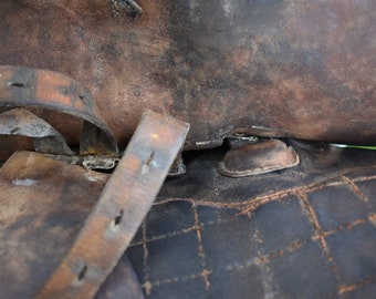 Selle Western En Cuir Vintage De 1912 - Authentique Et Pleine D'histoire
