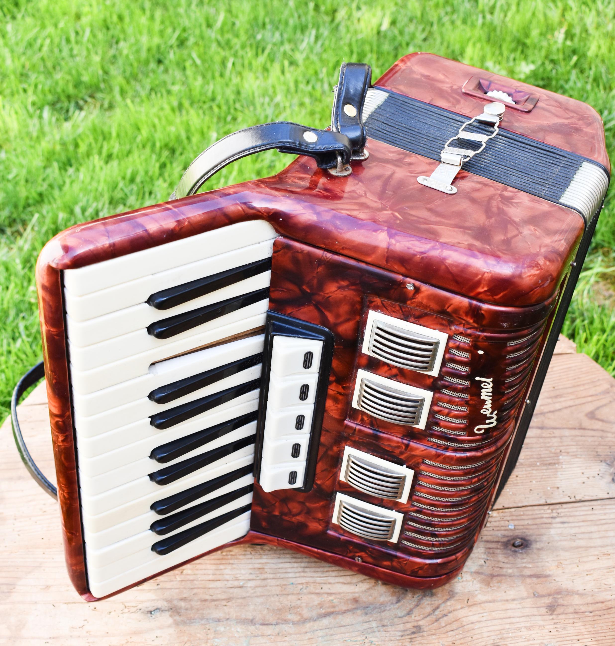 ヴィンテージ ヴェルトマイスター アコーディオン: 40 ベース、修復
