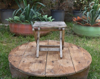 Antieke houten kruk: primitief handgemaakt decor met drie poten