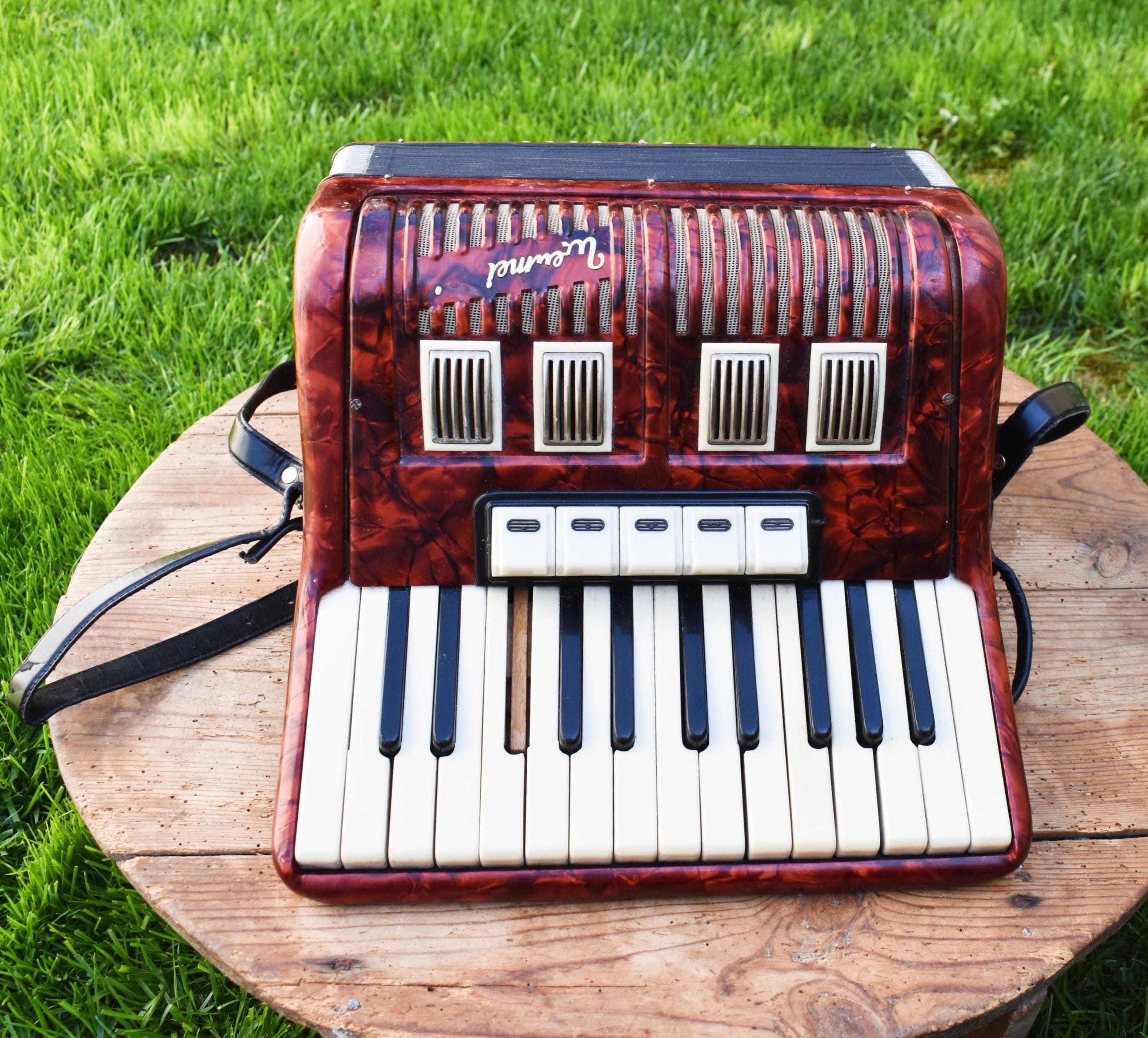 ヴィンテージ ヴェルトマイスター アコーディオン: 40 ベース、修復