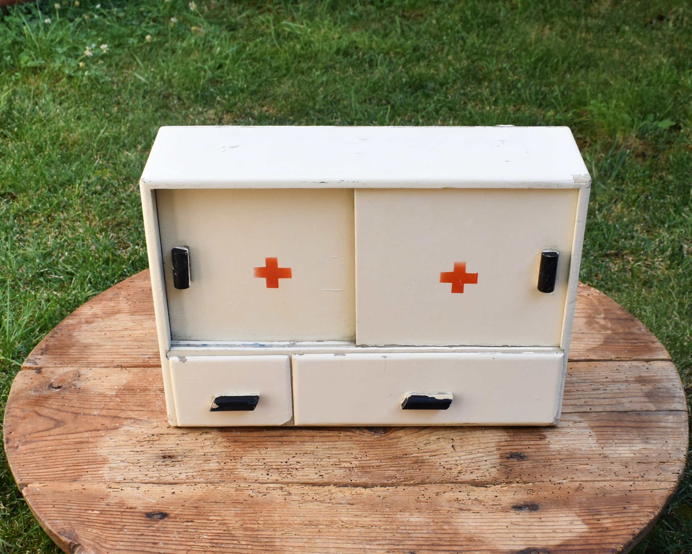 Vintage Erste-Hilfe-Kasten, 1960er Jahre Medizinschrank, Hängeschrank,  Apothekenschrank, Medizinschrank aus Holz - .de