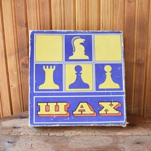 Chess with large bakelite pieces, Оld chess, 80&#39;s chess, Travel chess, Retro chess, Large bakelite pieces, Cardboard board, Cardboard box