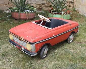 Voiture vintage en métal à pédales MOSKVICH, Voiture pour enfants MOSKVICH à pédales, Voiture pour enfants de l'URSS, Années 70, Voiture de collection