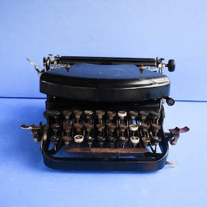 Typewriter ADLER, Antique typewriter, German typewriter, Typewriter from the 30s, NOT WORKING typewriter, Typewriter for decoration