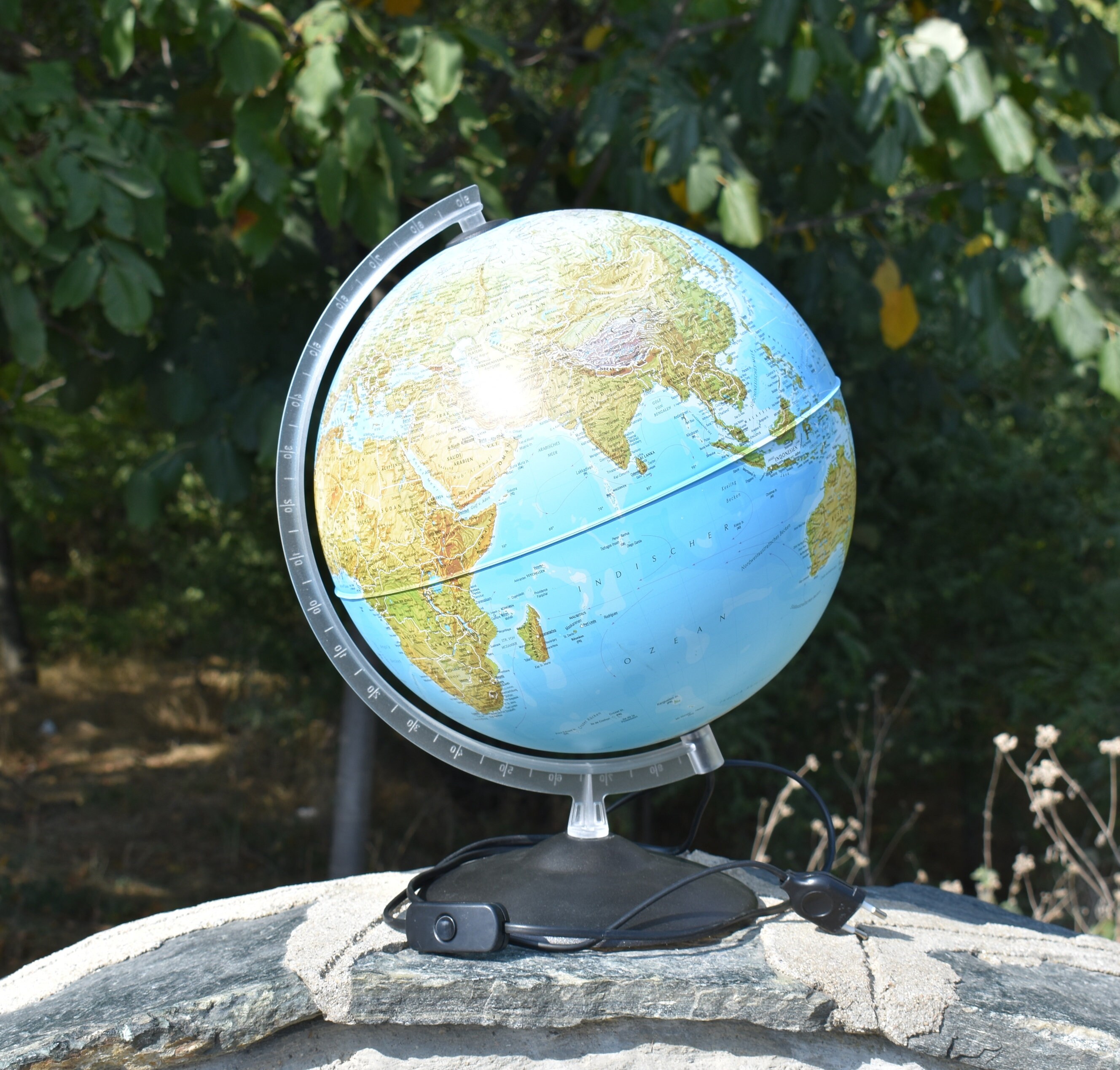Vintage World Globe: Compact Plastic School Globe, 15.75