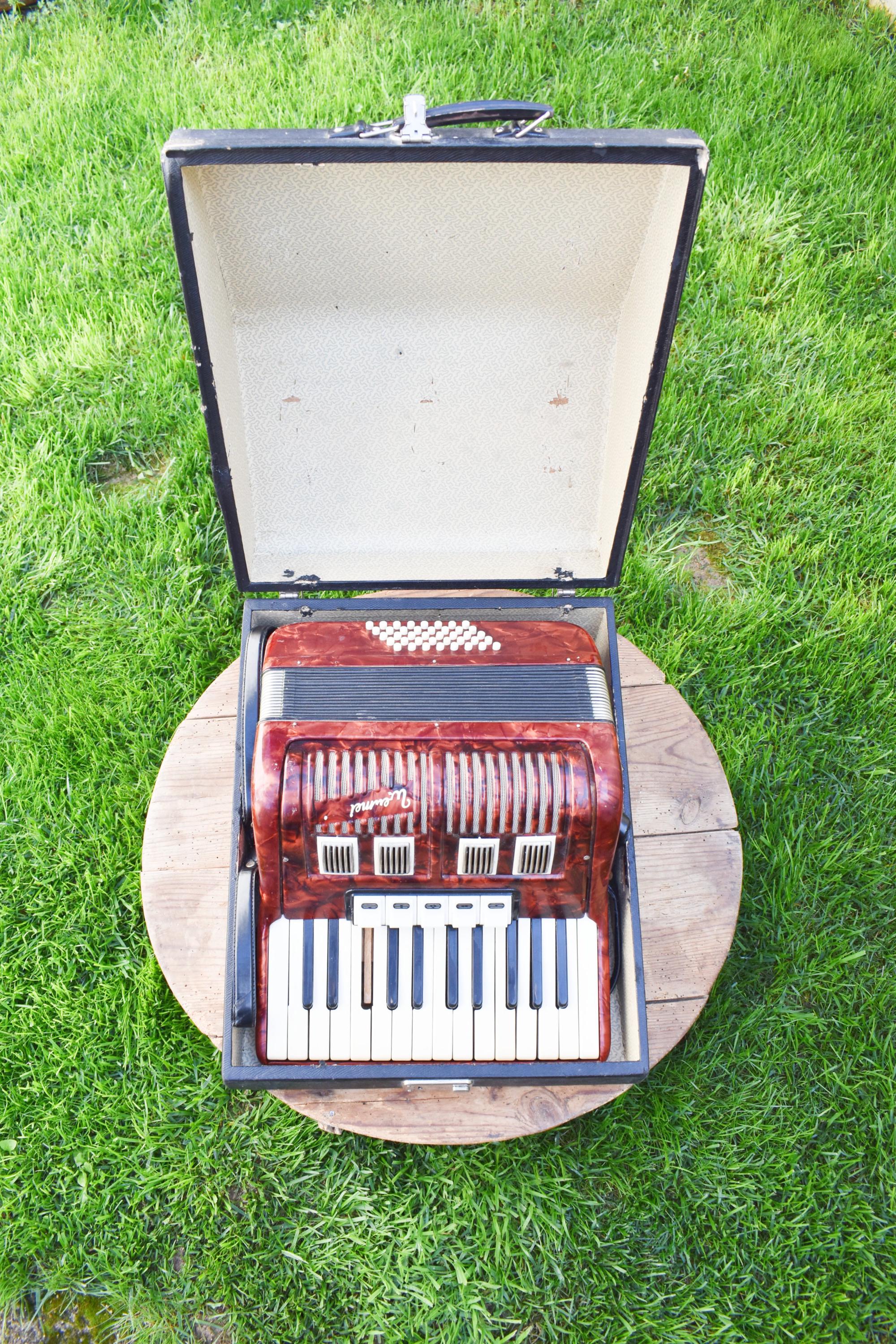 ヴィンテージ ヴェルトマイスター アコーディオン: 40 ベース、修復