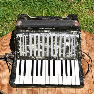 Children&#39;s Accordion, Vintage German Accordion, Honer 32 bass accordion,Vintage accordion, Accordion for partial RESTORATION OR DECORATION