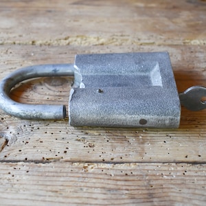 Working padlock with 1 key, Vintage Large padlock, Retro padlock, Old padlock - original key, Vintage padlock, Vintage padlock, 70s padlock