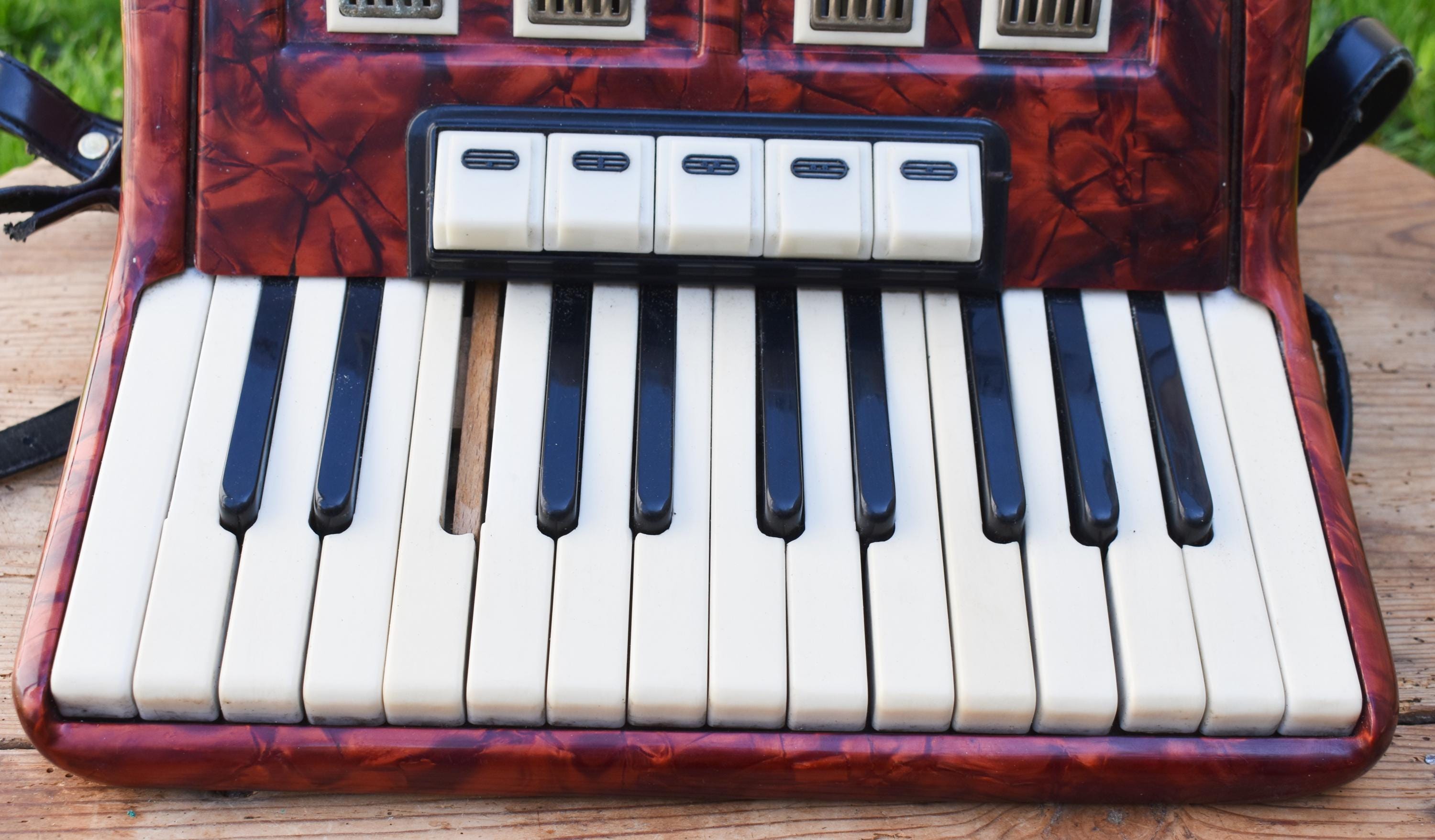 ヴィンテージ ヴェルトマイスター アコーディオン: 40 ベース、修復