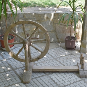Antique wooden spinning wheel, Rotating wheel, Tool manual spinning, Vintage spinning wheel, Wooden spinning wheel, Retro spinning wheel