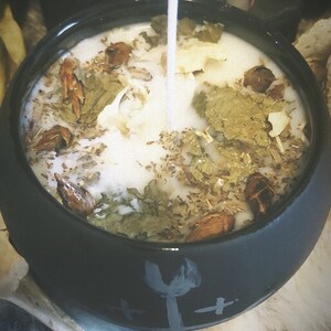 Breaching Cauldrons - per offerte e petizioni all'Invisibile o Il vecchio e la sua regina - cera di soia e ossa vere all'interno