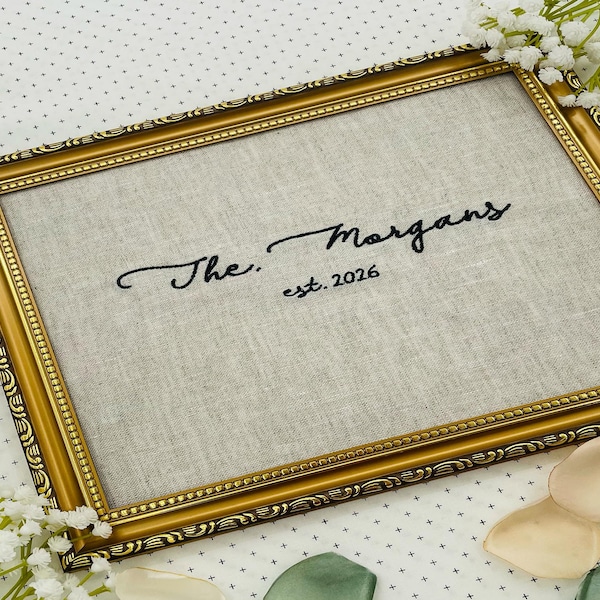 Gepersonaliseerd geborduurd familienaambord met monogram | Op maat gemaakt huwelijksgeschenk | Elegant linnen aandenken | Housewarming decoratie | Formaat 8x10 inch