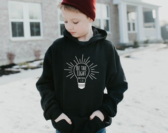 Unisex, Be the light, Sudadera para niños, Niño católico, Camisa para niños católicos, Regalo para niños católicos, Camisa religiosa para niños, Niños cristianos, Regalo para niños