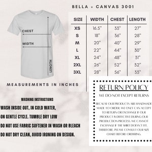 Puede incluir: Una tabla de tallas para camisetas Bella + Canvas 3001, que muestra las medidas en pulgadas para el pecho, el ancho y la longitud. La tabla incluye tallas de XS a 3XL. La tabla tambi&eacute;n incluye instrucciones de lavado y una pol&iacute;tica de devoluci&oacute;n.