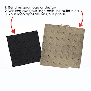Pu&ograve; includere: Due piastre di costruzione quadrate per stampante 3D, una nera e una color oro, entrambe con un motivo a logo inciso ripetuto. Il testo recita: 1. Send us your logo or design, 2. We engrave your logo onto the build plate, 3. Your logo appears on your prints!
