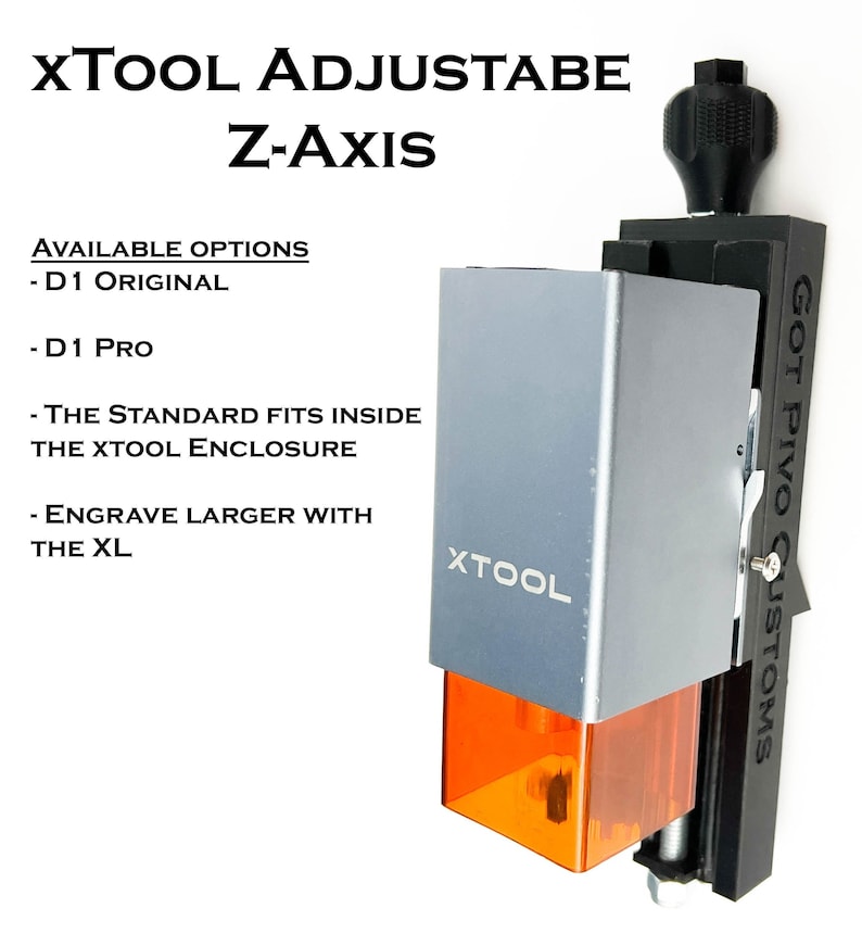 Pu&ograve; includere: Un asse Z di stampante 3D nero e argento con un coperchio in plastica arancione trasparente. Il testo "XTOOL ADJUSTABE Z-AXIS" &egrave; nella parte superiore dell'immagine. Il testo "GOT PIVO CUSTOMS" &egrave; sul lato destro dell'immagine. Il testo "XTOOL" &egrave; sulla parte anteriore dell'asse Z.