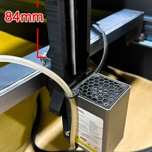 Pu&ograve; includere: Un pezzo nero per stampante 3D con una barra filettata e una ventola di raffreddamento esagonale. Il pezzo &egrave; alto 84 mm ed &egrave; fissato a una barra di metallo argentata. Il pezzo &egrave; etichettato "TOOL".