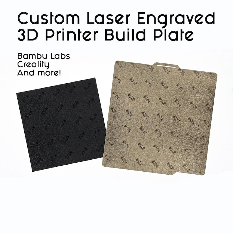 Pu&ograve; includere: Due piastre di costruzione quadrate per stampante 3D, una nera e una color oro metallizzato, con un motivo inciso al laser. Il testo recita: Custom Laser Engraved 3D Printer Build Plate, Bambu Labs, Creality, And more!