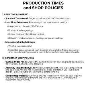 Pu&ograve; includere: Un documento informativo bianco intitolato PRODUCTION TIMES and SHOP POLICIES. Descrive i tempi di produzione, la spedizione e le politiche del negozio per le piastre incise al laser, inclusi dettagli su piastre grandi da 256x256mm o pi&ugrave;.