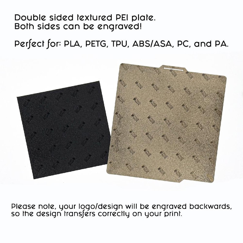 Pu&ograve; includere: Una piastra PEI testurizzata a doppia faccia con un lato nero e uno color oro metallizzato, entrambi con un motivo a logo ripetuto. Il testo recita: Double sided textured PEI plate. Both sides can be engraved! Perfect for: PLA, PETG, TPU, ABS/ASA, PC, and PA.