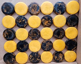 30 Vintage Catalin Bakelite Backgammon Pieces Plus Shakers & Dice