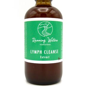 Op de afbeelding: Een bruine glazen fles met een zwarte druppelkap en een groen etiket. Op het etiket staat "Running Waters Homestead Lymph Cleanse Extract". De fles bevat een vloeistof en staat tegen een witte achtergrond.