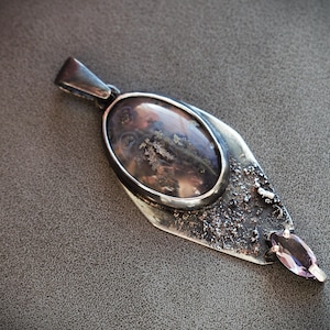 Colgante hecho a mano con ágata musgosa natural y amatista. Diseño único. Art Decó. Regalo de aniversario. Plata 925. Joyas de arte