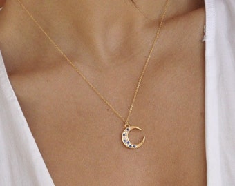 Halsband med halvmåne i guld: Himmelsmycken i blå zirkonia