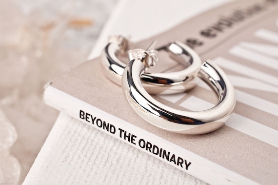 Orecchini A Cerchio In Argento Sterling Da 5 Mm Di Larghezza: Chiusura A Scatto Con Design A Cerniera