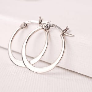 Delicati orecchini a cerchio in argento sterling: gioielli leggeri e minimalisti