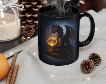 Taza de bola de cristal de dragón de fantasía, arte de dragón de Dark Academia, taza de café de cerámica negra, regalo de dragón mágico