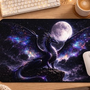 Puede incluir: Alfombrilla de ratón negra con un dragón de fantasía con alas de galaxia, sobre un cielo nocturno con luna llena. El dragón está posado en un afloramiento rocoso, con un teclado y una taza de café en el fondo.