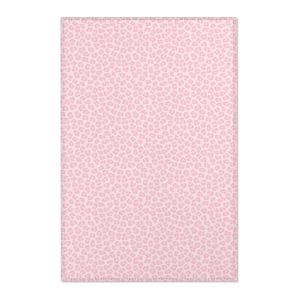 Roze tapijt met luipaardprint: boho-chique woonkamerdecoratie