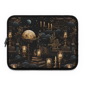 Könnte beinhalten: Schwarze Laptoptasche mit einem himmlischen Bibliotheksdesign. Das Kunstwerk zeigt einen Globus, Kerzen, Bücher und einen Sternenhimmel. Das Design ist in Schwarz, Gold und Creme gehalten.