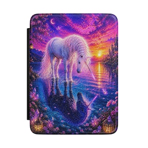 Puede incluir: Una funda rectangular para lector electrónico con una vibrante ilustración de un unicornio blanco de pie en el agua al atardecer. La escena incluye un cielo púrpura y naranja, una luna creciente, linternas brillantes, cristales y un reflejo.