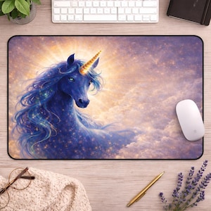Funda Kindle de fantasía de unicornio azul con diseño celestial brillante, presentada en una acogedora composición visual con café e iluminación cálida.