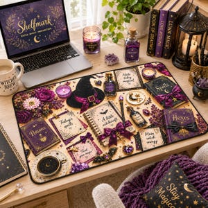 以下が含まれることがあります： 黒い魔女の帽子、紫の花、Potions、Spells、Hexesというタイトルの本が描かれた魔法をテーマにした長方形のデスクマット。クリーム色の背景にA little witchcraft、Today's spells、Main witch energyといったテキストがデザインされています。