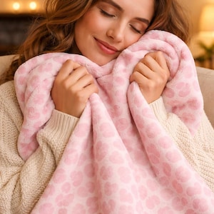 Rosa leopardmönstrad filt, mjuk plyschfilt med Minky-motiv, mysig flickfilt, söt djurmönstrad filt, presentdekoration i studentrummet, rosa estetisk filt