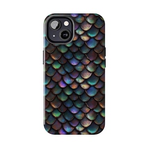 Puede incluir: Funda de teléfono con un diseño iridiscente de escamas que van del azul oscuro al verde y al morado. El diseño da una apariencia texturizada. La funda tiene un borde negro y un recorte para la cámara.