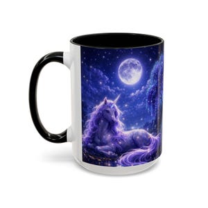 Taza de café de unicornio, taza de fantasía, taza de unicornio a la luz de la luna, regalo mágico para ella, taza para amantes de los libros, taza de bosque encantado, regalo acogedor para lectores. Black