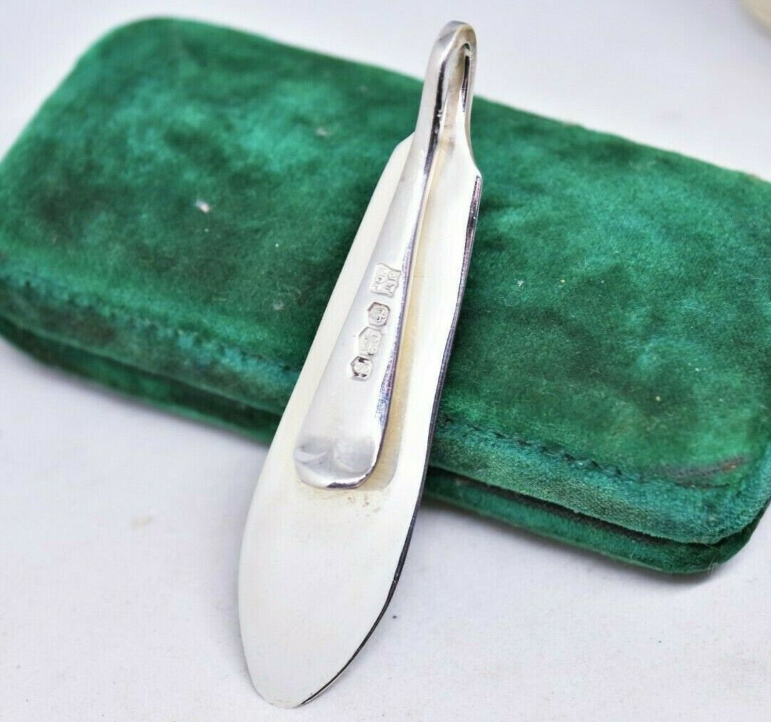 silver and gold money clip