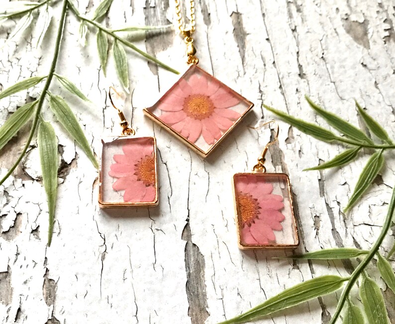 real pink flower resin jewelry set pink daisy necklace Jewlery set pressed real flower jewelry resin jewelry pink daisy dangle earrings