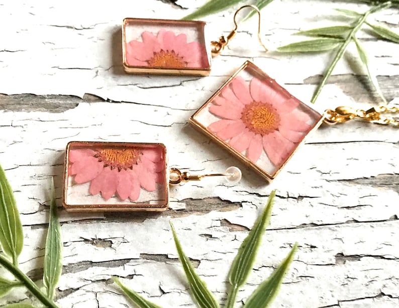 real pink flower resin jewelry set pink daisy necklace Jewlery set pressed real flower jewelry resin jewelry pink daisy dangle earrings