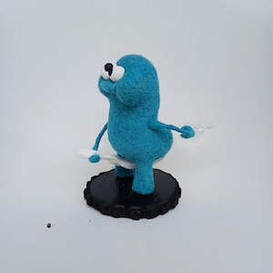 Wollkunstpuppe Monster mit Frotteetuch abwischen am Untergestell, gefilzte witzige Regaldekoration,