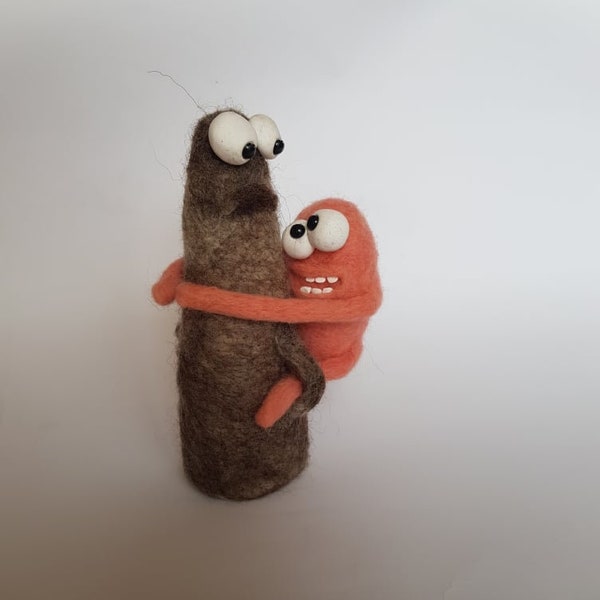 Small needle felted creature on his best friend's back, shelf life handmade toys, desktop decoration, tabletop decor, perfect friends gift